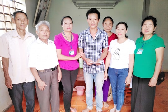 Trao tiền hỗ trợ cho bệnh nhân mắc bệnh nhiễm trùng máu ở Nghĩa Đàn 