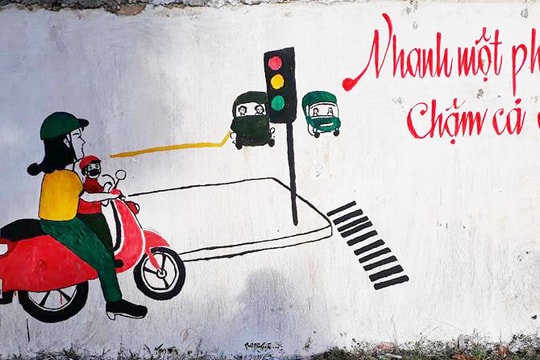 Thanh niên tuyên truyền giao thông bằng con đường bích họa