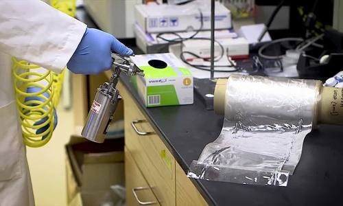 Vật liệu mới từ vỏ cua và thực vật có thể thay thế túi nylon