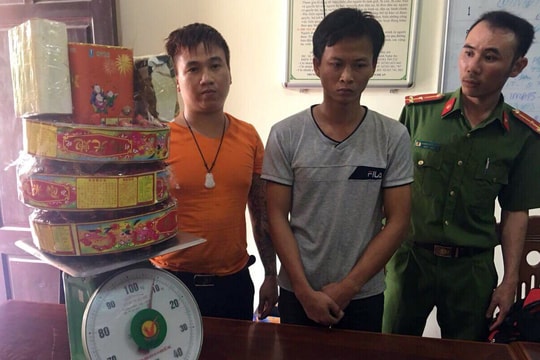 2 thanh niên vứt túi xách chứa 9 kg pháo nổ rồi bỏ chạy