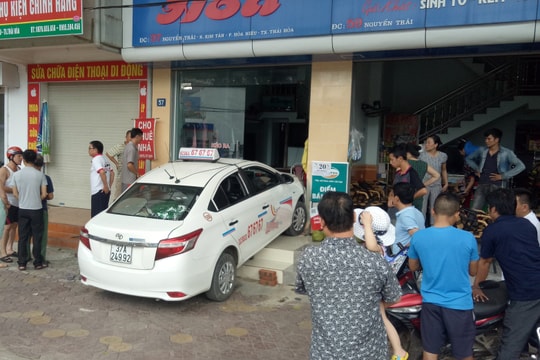 Taxi đâm vỡ cửa kính nhà dân, bé trai bị thương