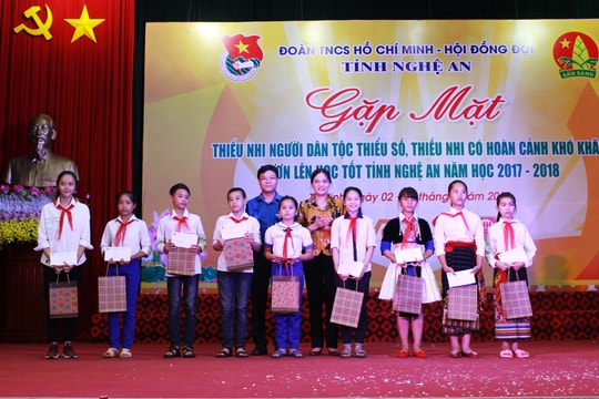 Gặp mặt 200 thiếu nhi dân tộc thiểu số và thiếu nhi có hoàn cảnh khó khăn, học giỏi