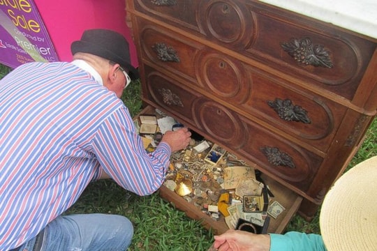 Mua chiếc tủ cũ, người đàn ông phát hiện kho báu 'khủng' bên trong