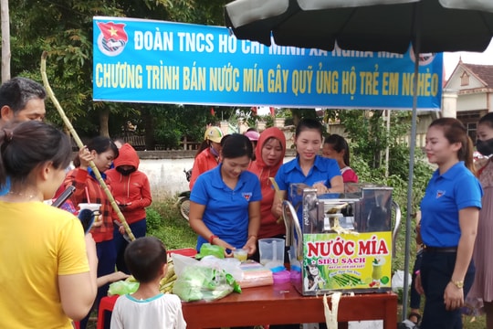 Thanh niên Nghĩa Đàn rửa xe, bán nước mía gây quỹ ủng hộ trẻ em nghèo