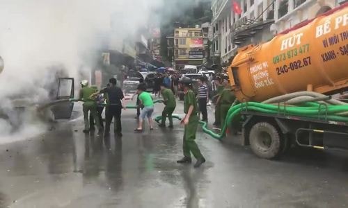 Xe hút bể phốt tham gia chữa cháy, mùi hôi bốc lên cả góc phố 