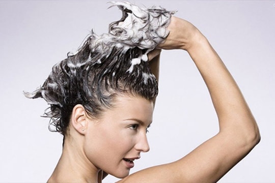 Tại sao bạn không nên gội đầu hàng ngày?