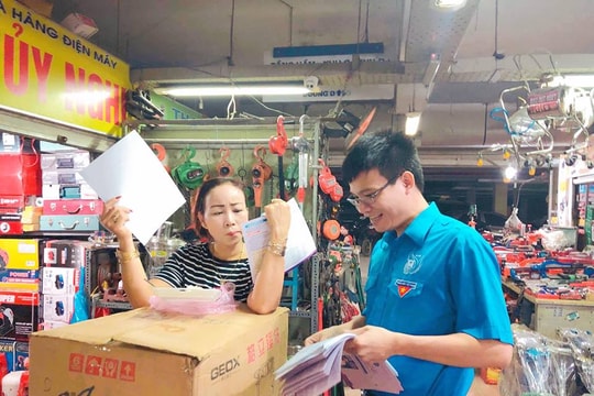 Đoàn viên BHXH tỉnh ra tận chợ tuyên truyền chính sách cho tiểu thương