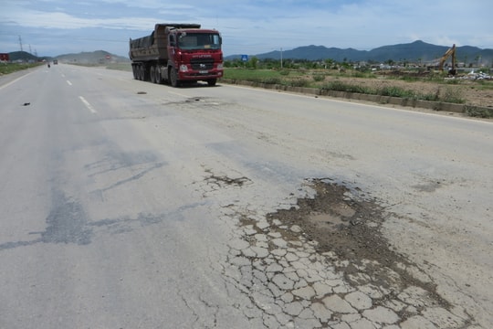 Đường N5 mới đưa vào sử dụng ở Nghệ An đã phình lún, nứt rạn nhiều chỗ 