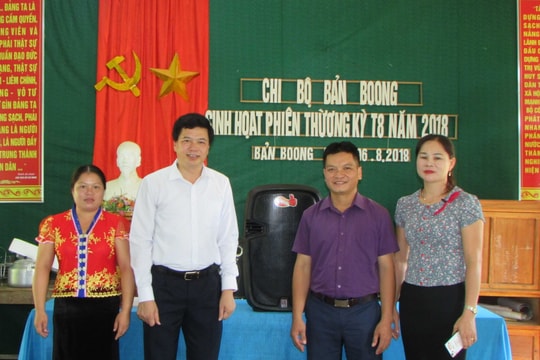 Bí thư Huyện ủy Con Cuông dự sinh hoạt với chi bộ bản Boong