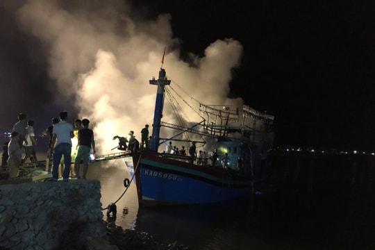 Nghệ An: Cháy tàu cá trong đêm thiệt hại hàng tỷ đồng 