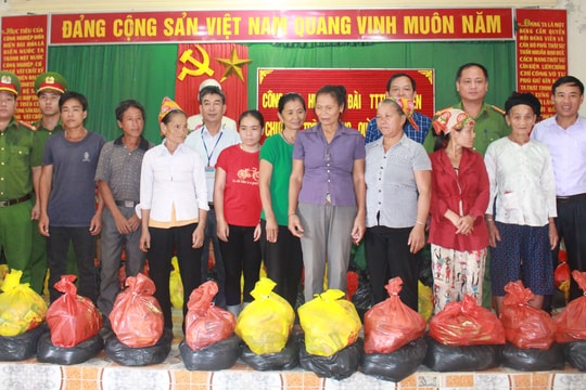 Anh Sơn tặng 95 suất quà cho các hộ dân bị thiệt hại do mưa bão