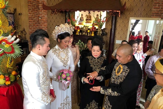 Vợ chồng NSND Hồng Vân xúc động trong lễ cưới của con gái