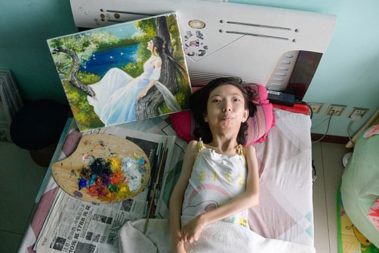 Người phụ nữ liệt giường 32 năm trở thành họa sĩ nổi tiếng