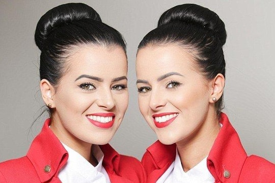 Vẻ đẹp cuốn hút khó rời mắt của cặp song sinh tiếp viên hàng không