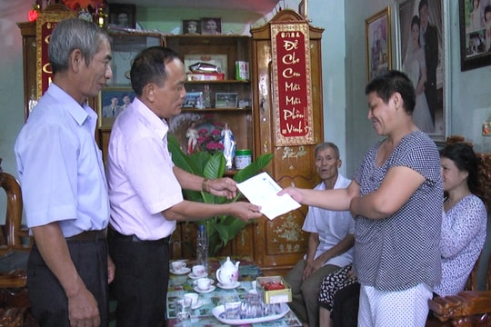  Các địa phương trao quà cho nạn nhân chất độc da cam/dioxin