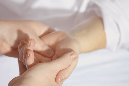 Học người Nhật cách tự mát-xa để giảm đau và thư giãn