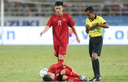 Quang Hải gây lo lắng với cổ chân quấn băng trước thềm Asiad