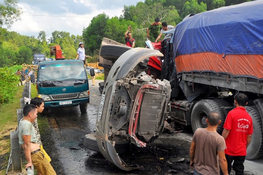 Xe tải và container đấu đầu, 2 tài xế tử vong
