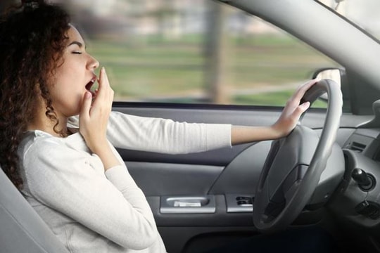 Làm sao để chống ngủ gật khi lái xe?