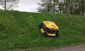 Robot cắt cỏ có thể leo dốc 55 độ