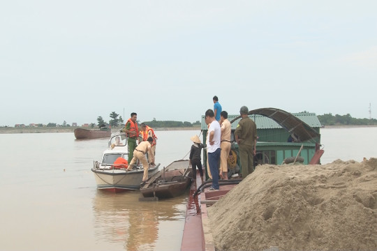 Công an Nam Đàn bắt giữ tàu khai thác cát trái phép