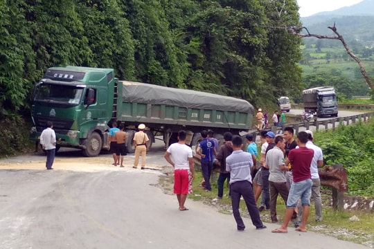 Xe tải hỏng giữa đường, Quốc lộ 48 ách tắc hơn 1 ngày