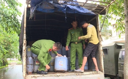 Bắt hàng ngàn lít dầu ăn “bẩn” đang trên đường đi tiêu thụ