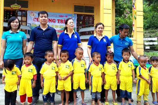 Trao quà trị giá 40 triệu đồng cho trẻ em nghèo ở Tương Dương 