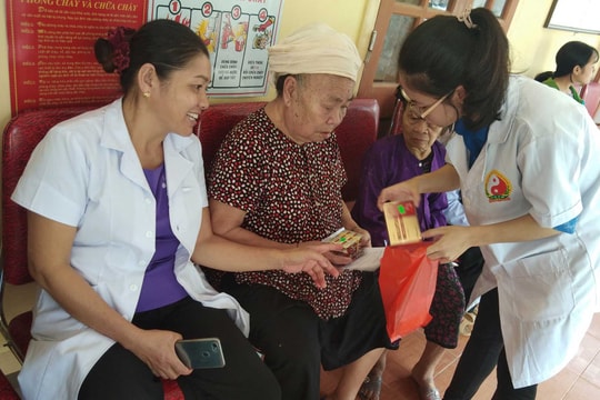 Khám, phát thuốc miễn phí cho hàng trăm người dân ở Con Cuông