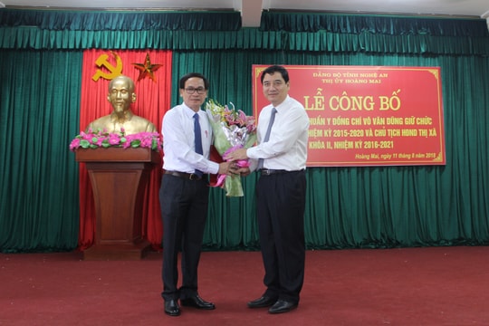 Bí thư Tỉnh ủy trao Quyết định chuẩn y Bí thư Thị ủy và Chủ tịch HĐND thị xã Hoàng Mai