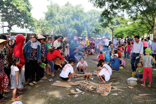Trẻ em miền núi háo hức với trò bịt mắt bắt vịt, nhảy bao bố, nấu cơm nồi đất