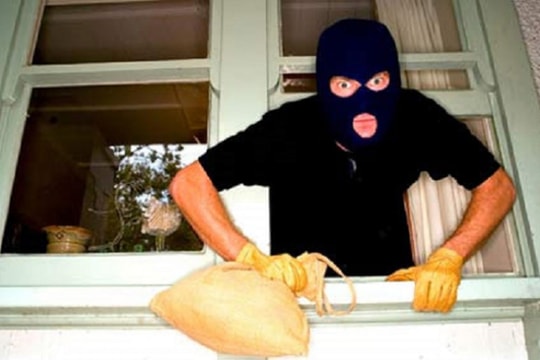 Tên trộm giằng co với nữ gia chủ để lấy điện thoại