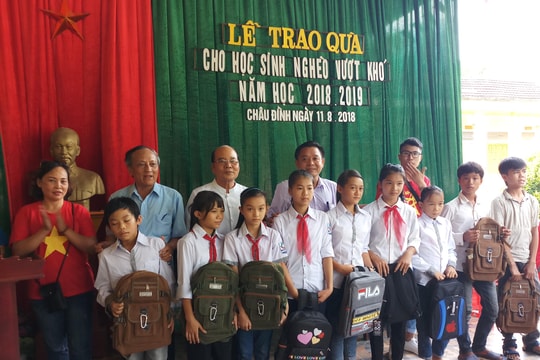 Tặng 250 suất quà cho học sinh nghèo vượt khó học giỏi