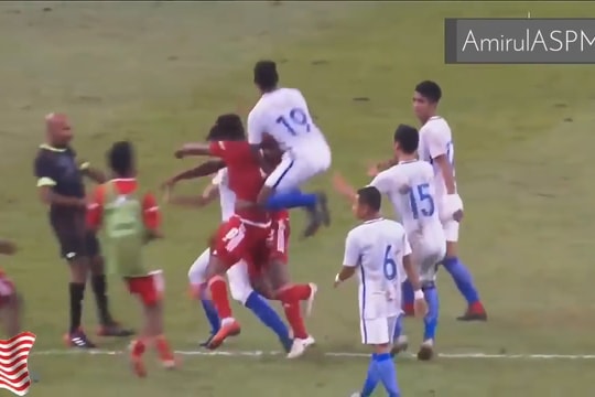 Trận giao hữu giữa Malaysia và U.A.E biến thành đấu trường Boxing