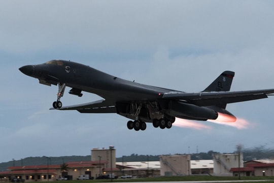 Xem oanh tạc cơ B1-B Lancer hủy diệt mục tiêu mặt đất