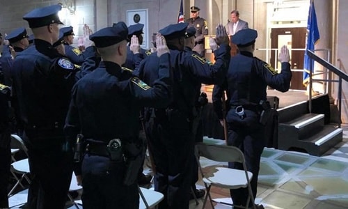 Cảnh sát Mỹ bị đình chỉ vì khoe “bắn người là được tiền“