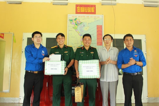 Đoàn Khối Các cơ quan tỉnh thăm, tặng quà cán bộ, chiến sỹ đảo Mắt