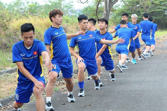 HLV Park Hang Seo nổi giận khi Olympic Việt Nam vẫn phải tập ở ngoài… đường