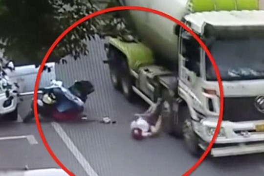 Người phụ nữ thoát chết khi bị xe trộn bê tông cán qua đầu