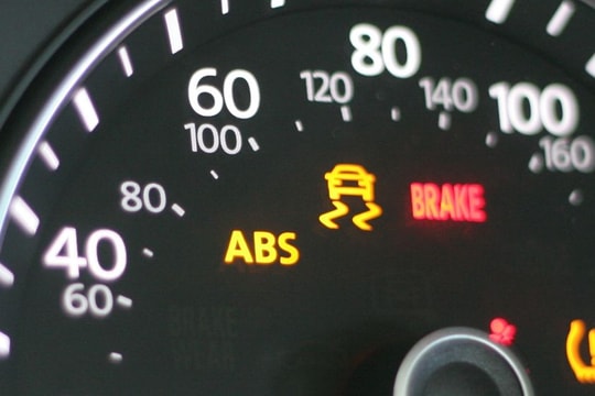 Đèn phanh sáng - kinh nghiệm chủ xe cần biết