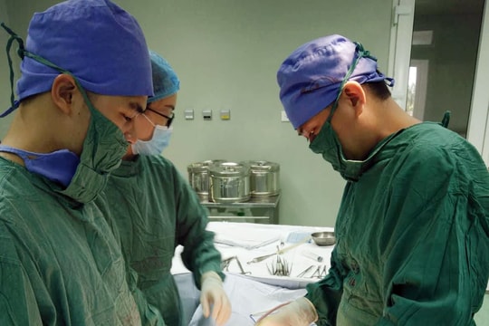 Nghệ An: Phẫu thuật, cứu sống 'quý ông' bị u tinh hoàn to như quả bưởi