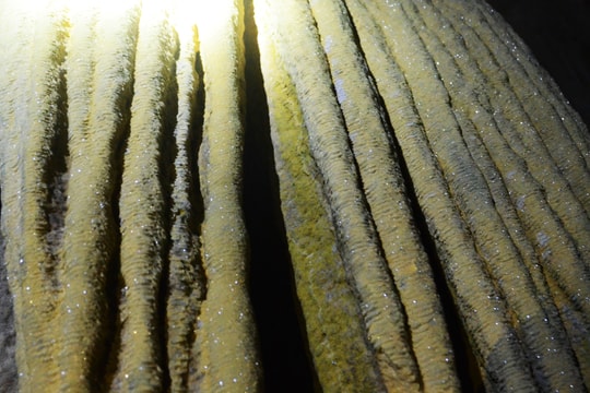 Hang động đầy thạch nhũ lấp lánh ánh vàng ở miền Tây Nghệ An