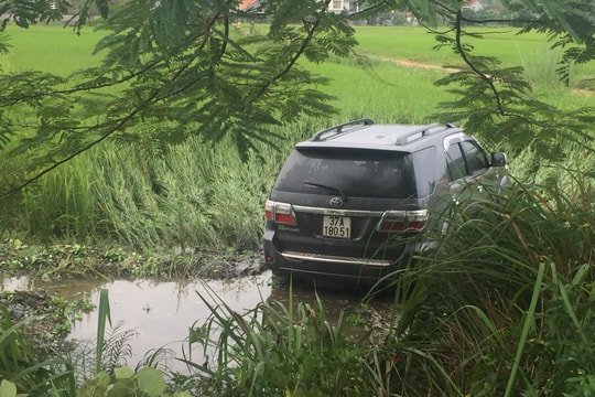 Xế hộp đâm gãy cột mốc, lao xuống ruộng lúa 