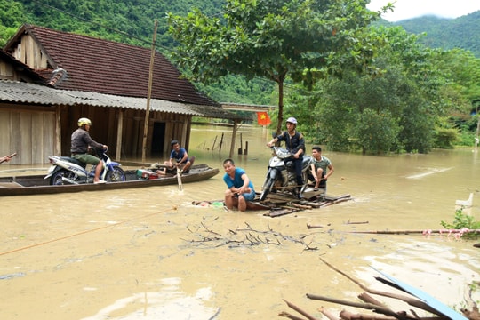 Nước lũ ngập băng, người dân dùng thuyền qua đường bộ
