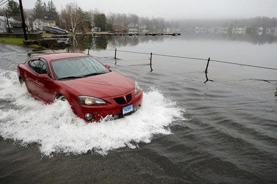 Cách khởi động lại ô tô bị ngập nước, tránh thủy kích