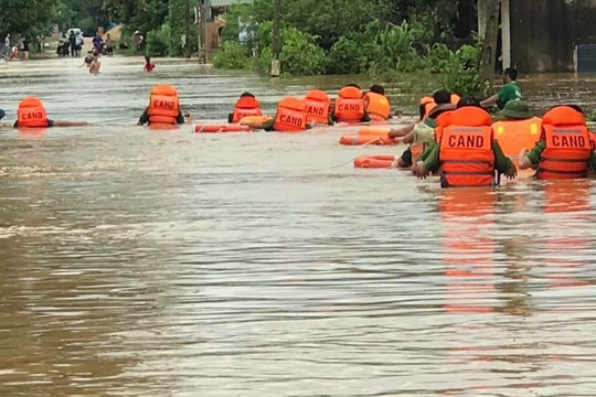 Công an dầm mình sơ tán dân ngập lũ ở Nghệ An