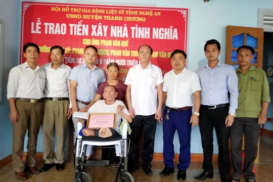 Trao tiền hỗ trợ xây Nhà tình nghĩa ở Thanh Chương