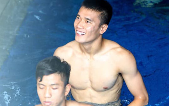 Phạm Xuân Mạnh và thủ môn Tiến Dũng đọ cơ bắp trong bể nước đá