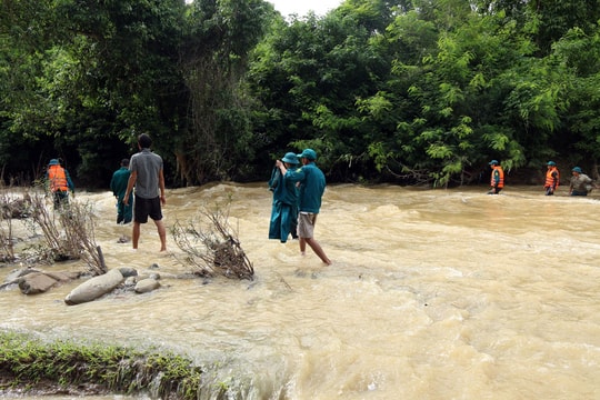 Hàng trăm người dầm mình tìm kiếm nạn nhân mất tích trong lũ