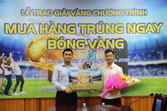 MOBIFONE Nghệ An trao 100 triệu đồng cho khách hàng trúng thưởng